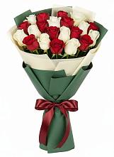 Букет Микс из красных и белых роз в Сабурово