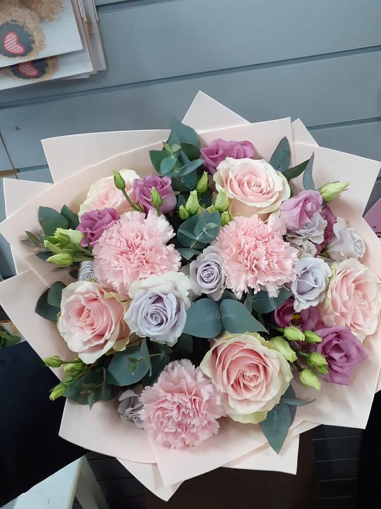 Букет цветов из: Розы, Гвоздики и Лизиантусы в Сабурово